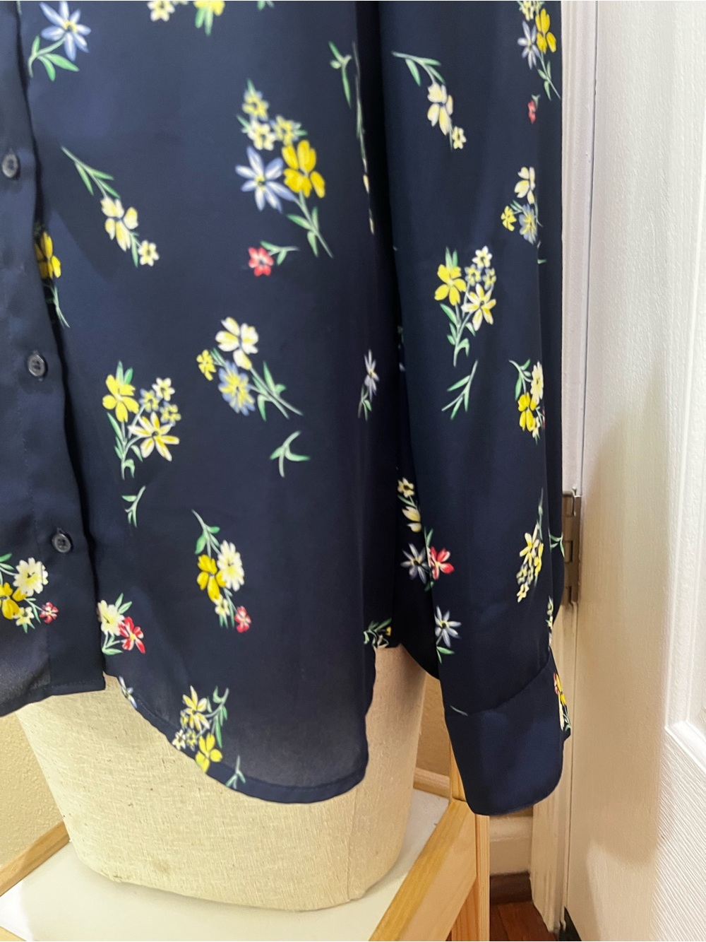Banana Republic Navy Floral Button Down Shirt Women’s Classic Fit Long Sleeve - Picture 6 of 7